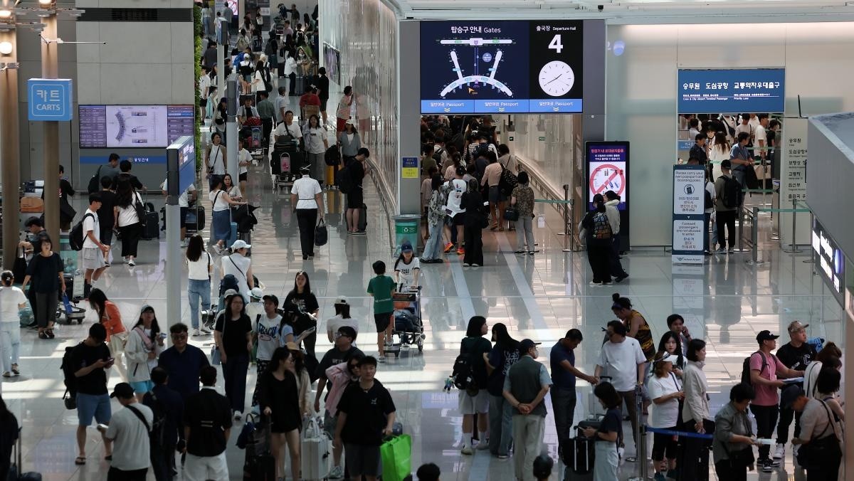 지난해 8월 인천 영종도 인천국제공항 1터미널 출국장이 탑승객들로 붐비고 있다. / 연합뉴스