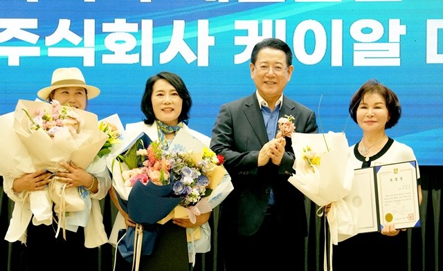 김영록 전라남도지사가 17일 무안군 남악 스카이웨딩컨벤션에서 열린 '한국여성경제인협회 전남지회 창립 11주년 기념식'에서 모범 여성경제인들에게 도지사 표창을 수여하고 기념촬영을 하고 있다.