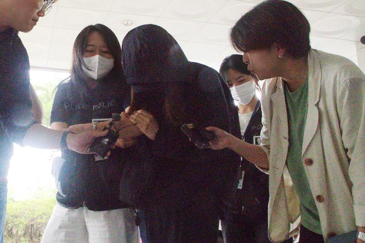 시험지를 빼돌리기 위해 고교에 무단 침입한 혐의를 받는 학부모가 15일 오후 구속영장 심사를 받기 위해 대구지방법원 안동지원에 출석하고 있다.  / 뉴스1