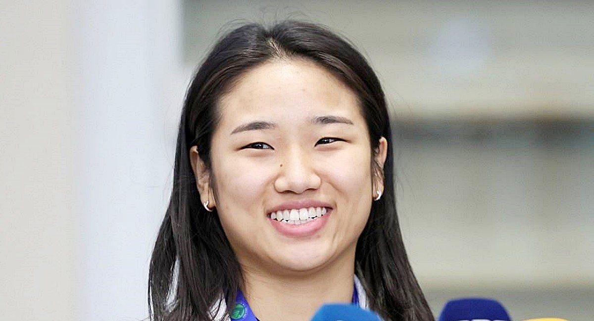 배드민턴 국가대표 안세영 모습. 기사 이해를 돕기 위한 자료 사진. 배드민턴 여자 단식 세계 랭킹 1위 안세영(삼성생명)이 세계배드민턴연맹(BWF) 월드투어 슈퍼 750 일본오픈에서 김가은(삼성생명)에게 완승을 거두고 8강전에 진출했다. 한국 배드민턴의 희망 안세영은 17일 일본 도쿄에서 열린 대회 여자단식 16강전에서 김가은(세계 랭킹 18위)을 41분 만에 2-0(22-20 21-12)으로 가볍게 꺾고 승리했다. / 연합뉴스