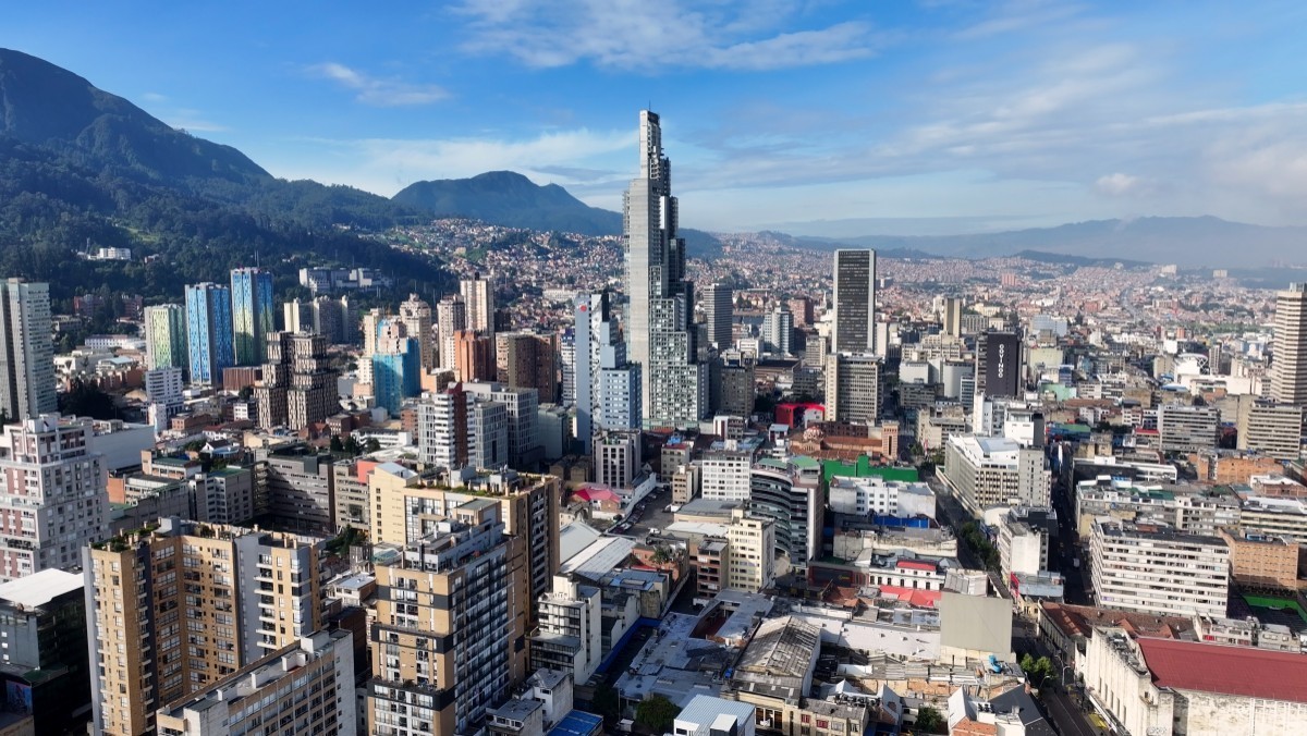 콜롬비아 군디나마르카의 보고타에 있는 보고타 스카이라인. / ByDroneVideos-shutterstock.com