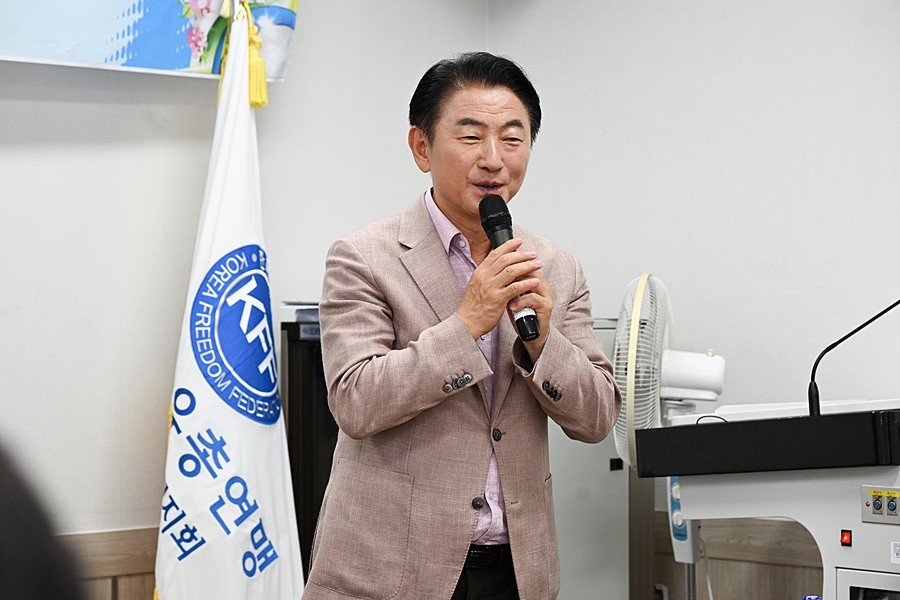김동근 7월 17일 한국자유총연맹 의정부시지부(회장 나종묵) 월례회의에 참석해 단체 회원들과 소통하고 있다