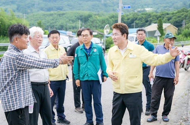 18일 노관규 순천시장이 회룡천 재해 현장을 찾아 주민들과 대화를 나누고 있다.