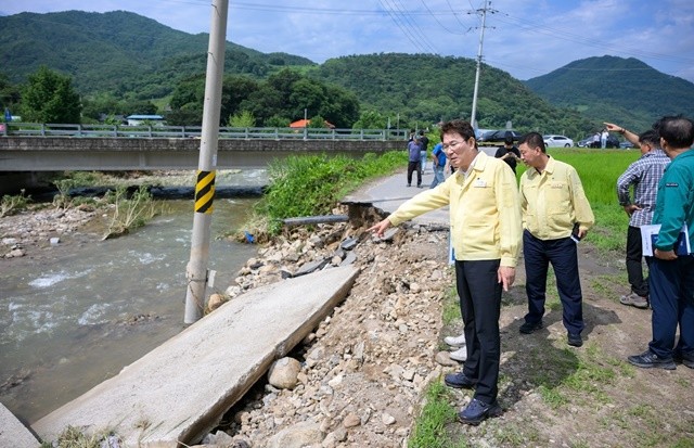 18일 노관규 순천시장이 회룡천 하천제방 유실현장을 찾아 현장 상황을 점검하고, 긴급복구를 지시하고 있다.