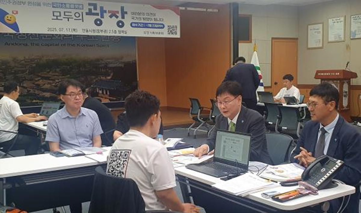 정태주 국립경국대 총장이 찾아가는 모두의 소통버스에 참여 국립의과대학 설립을 정부에 건의하고 있다 / 안동시 제공
