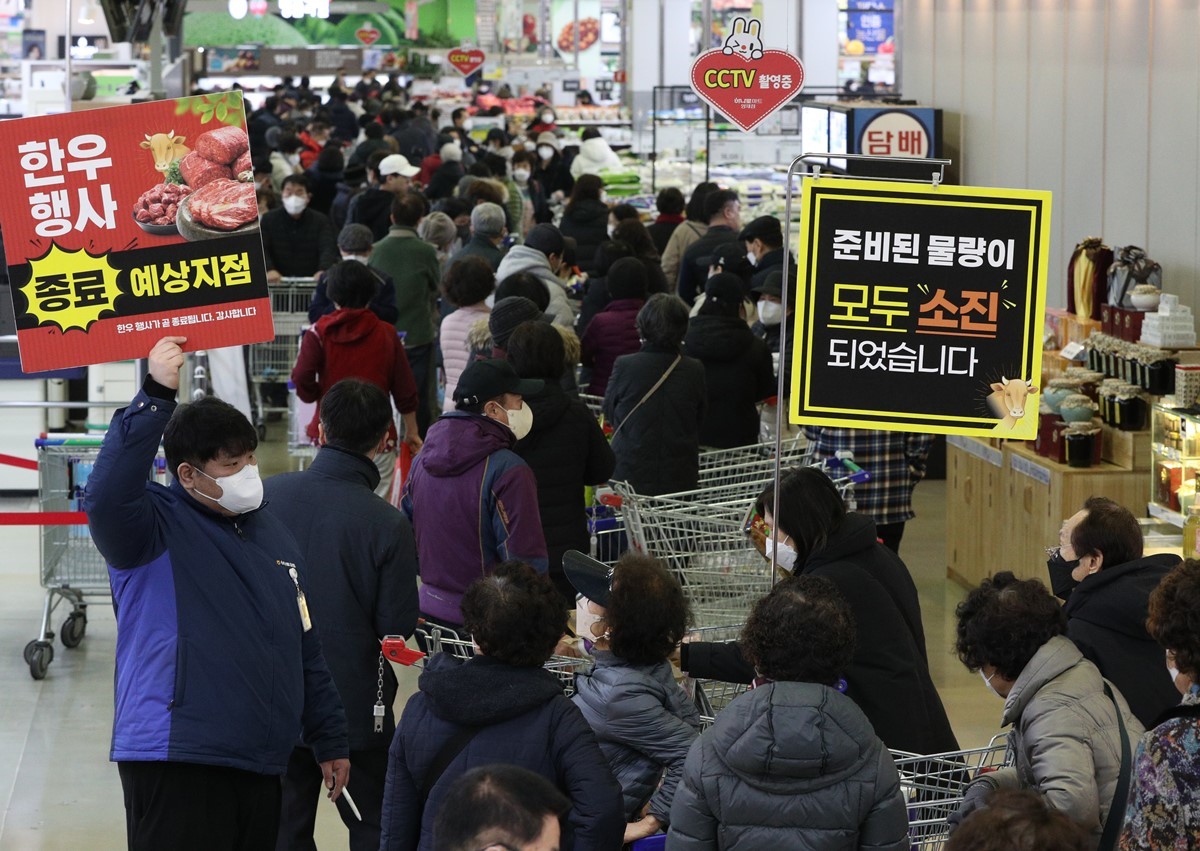 지난 2023년 하나로마트에서 열린 한우 반값 할인행사 '소(牛)프라이즈 2023 대한민국 한우세일' 행사장에 몰린 시민들 / 뉴스1