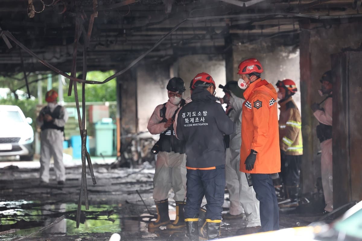 18일 오전 경기 광명시 소하동의 한 아파트 주차장에서 발생한 화재 현장에서 소방, 경찰 관계자들이 화재조사를 하고 있다. / 뉴스1