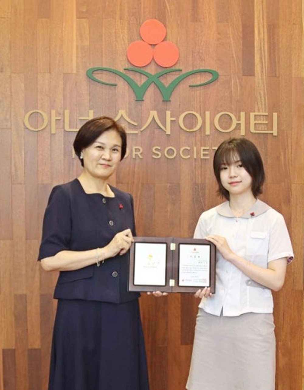 사랑의열매 아너소사이어티에 가입한 16세 고액 기부자 백은별 양 모습. 백은별 양이 이번에 기부한 1억 원은 사랑의열매를 통해 소외된 이웃 등 취약 계층을 돕는 데 사용될 예정이다. 1억 원을 기부한 백은별 양은 사랑의열매를 통해 '독자들에게 받은 사랑을 사회에 돌려주고 싶었다'라며 '비슷한 또래에게 작가가 될 수 있다는 새로운 꿈을 심어주고 힘든 사람들이 조금이나마 공감하고 위로받을 수 있는 글을 쓰는 일이 세상을 이롭게 할 수 있다고 생각한다'라는 입장을 전했다. / 사랑의열매 제공