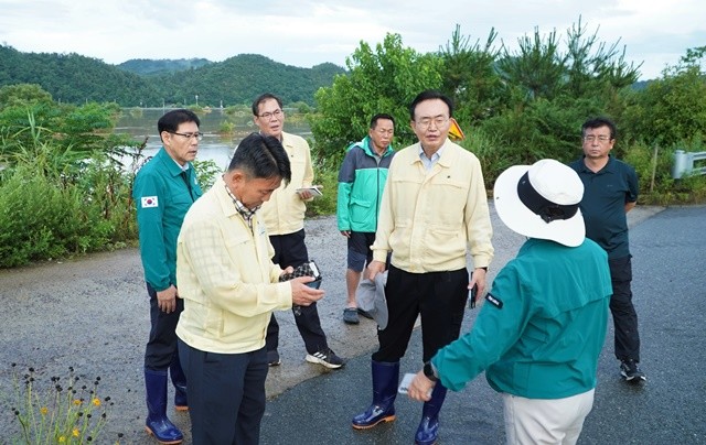 윤병태 시장이 공직자들과 침수 피해 현장 점검에 나섰다.