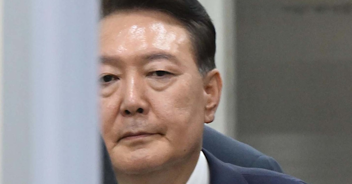 12·3 비상계엄과 관련해 특검 수사를 받는 윤석열 전 대통령이 지난 9일 밤 서울중앙지법에서 두 번째 구속 전 피의자심문(영장실질심사)을 마친 뒤 대기장소인 서울구치소로 이동하고 있다. / 뉴스1