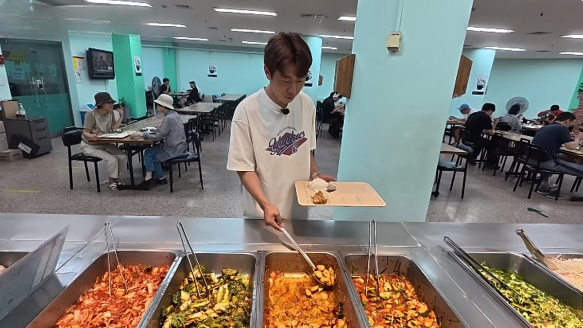 한국 한식뷔페를 즐기는 전 북한 축구 선수 강세계 씨 / 유튜브 '사이다 : 사실은 이렇습니다'