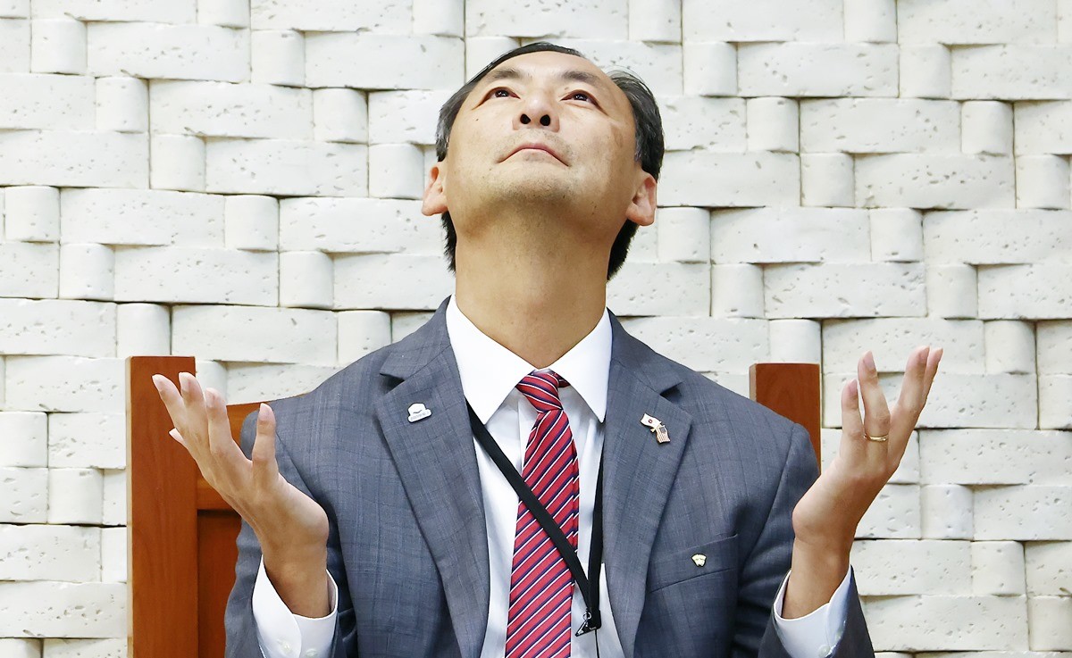 모스탄 미국 리버티대 교수(전 미국 국무부 국제사법 대사)가 지난 17일 서울 은평구 은평제일교회에서 열린 모스탄 전 대사 초청 간증 집회에서 설교에 앞서 기도하고 있다. / 뉴스1