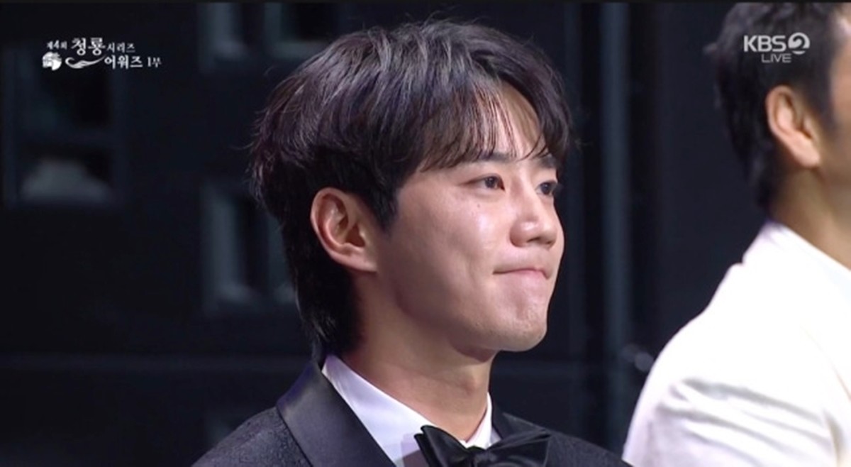 수상 실수를 한 배우 이준영 모습 / KBS2TV ' 제4회 청룡시리즈어워즈' 방송 화면