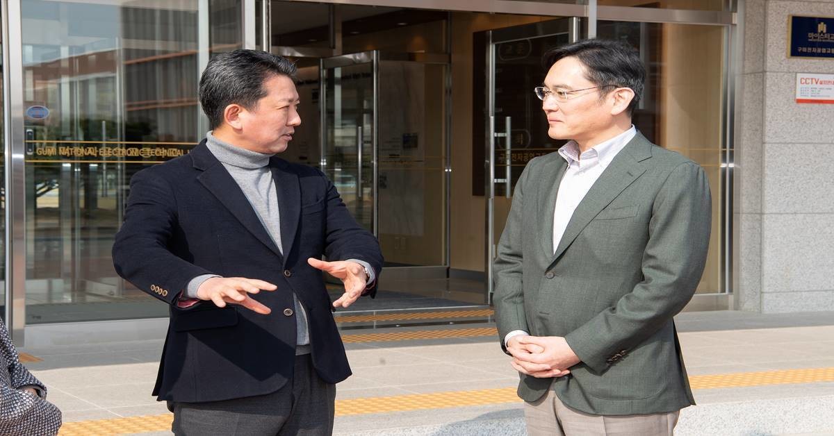 2023년 3월 구미를 찾은 이재용 삼성 회장(오른쪽)을 만나고 있는 김장호 구미시장/구미시