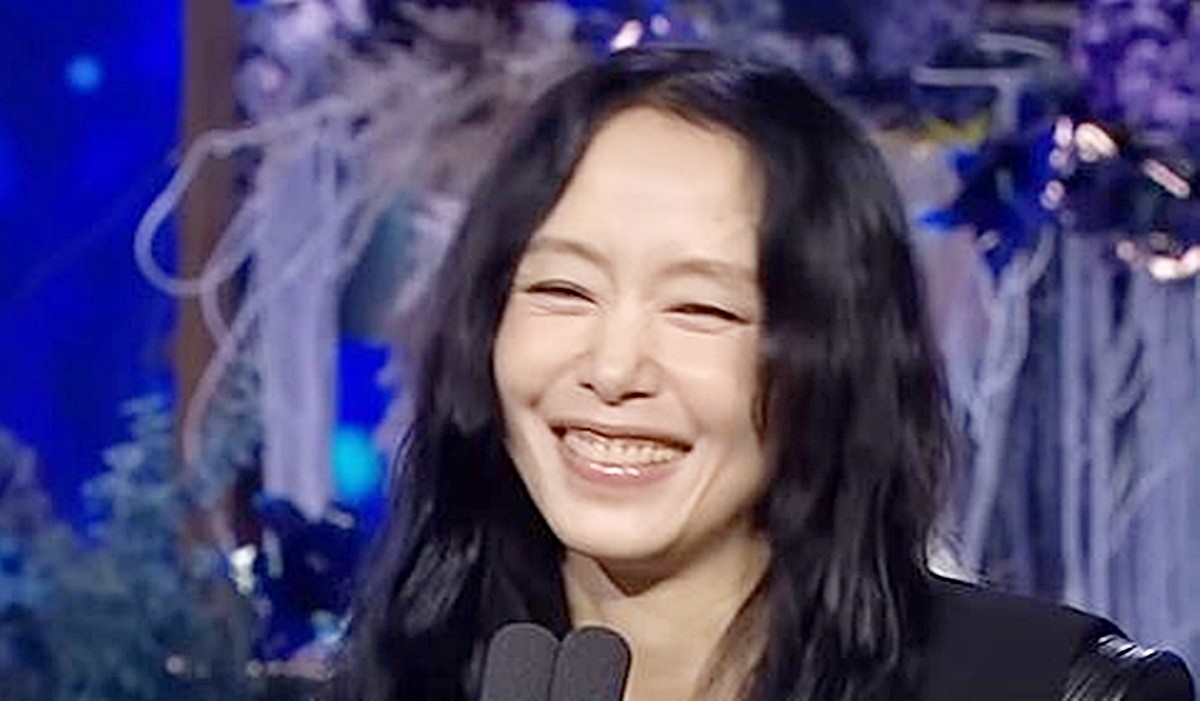 18일 열린 제4회 청룡시리즈어워즈에서 대상 시상자로 나선 배우 전도연 모습 / KBS2TV '제4회 청룡시리즈어워즈'