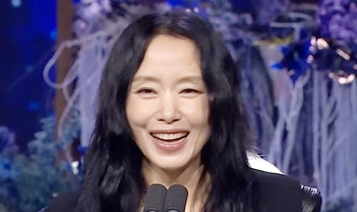 18일 열린 제4회 청룡시리즈어워즈에서 대상 시상자로 나선 배우 전도연 모습. 시상을 위해 무대에 오른 배우 전도연은 '독창적인 연출과 뛰어난 연기는 또 다른 영감을 선사한다. 이 상이 그들에게 또 다른 도전과 영감이 되길 바란다'라며 대상 수상작을 발표했다. 영광의 대상 수상작은 큰 화제를 모은 넷플릭스 시리즈 '폭싹 속았수다'였다. / KBS2TV '제4회 청룡시리즈어워즈'