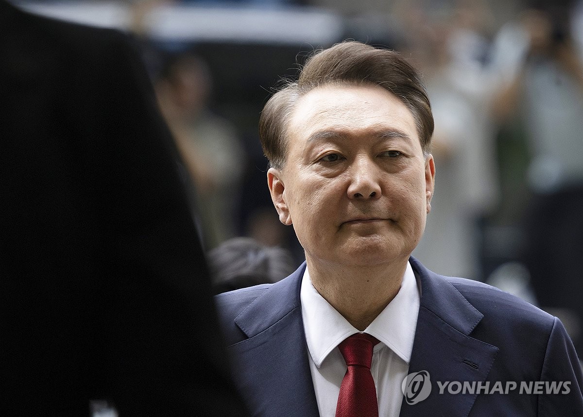 12·3 비상계엄과 관련해 특검의 수사를 받는 윤석열 전 대통령이 9일 서울 서초구 서울중앙지법에서 열린 영장실질심사에 출석하고 있다. / 연합뉴스