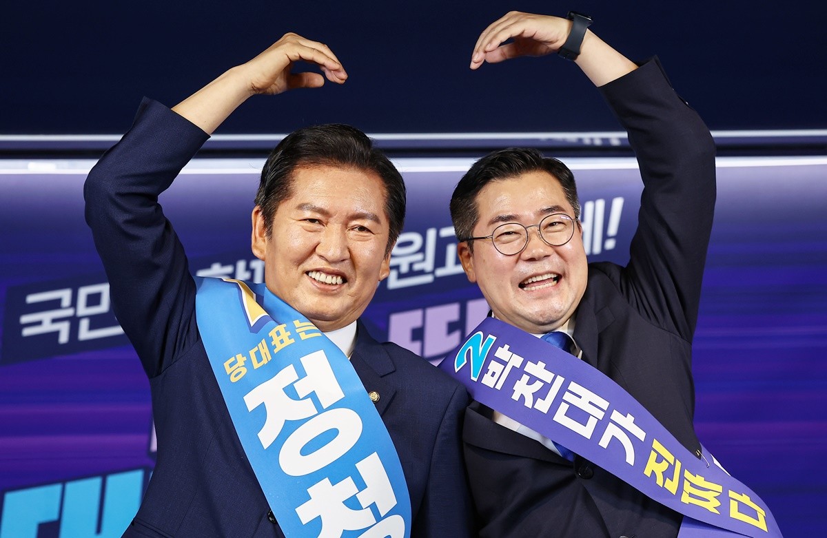 더불어민주당 당 대표 경선에 출마한 정청래 후보와 박찬대 후보 모습 / 뉴스1