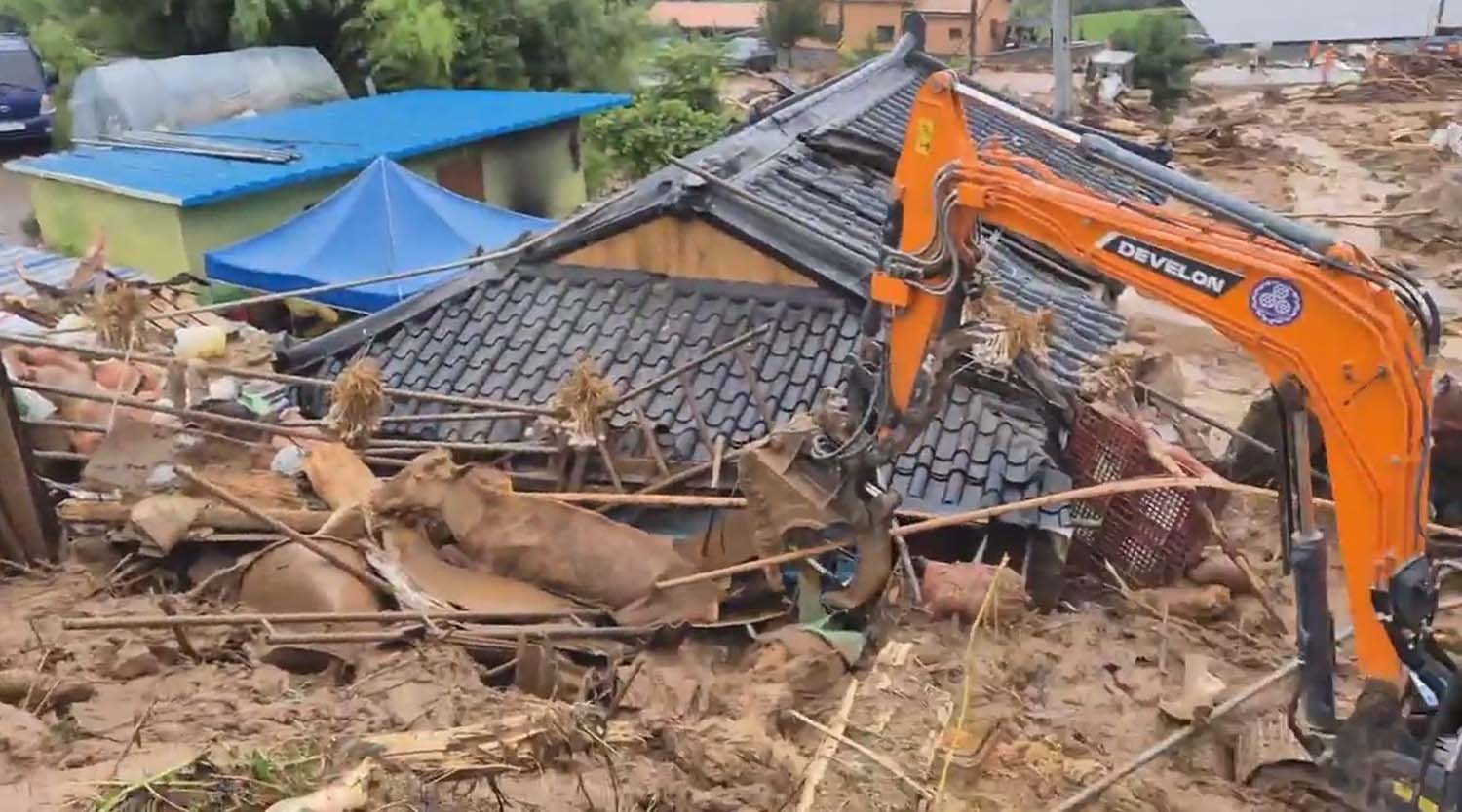 19일 오후 폭우로 발생한 산사태로 주택이 매몰돼 주민 3명이 실종된 경남 산청군 산청읍 부리마을에서 경남소방이 굴착기를 투입해 인명 수색에 나서고 있다. / 뉴스1