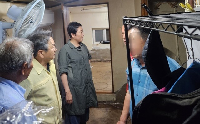 강기정 광주광역시장이 19일 폭우로 큰 피해를 입은 하신마을을 찾아 주민들을 만나 피해상황을 살펴보고 있다. /광주광역시 제공