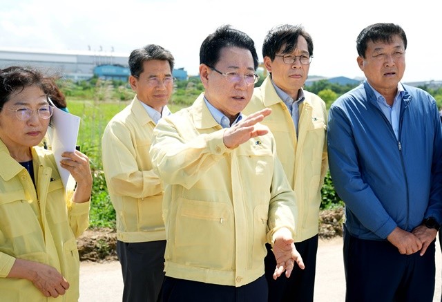 김영록 전라남도지사가 19일 오후 영암 삼호읍 집중호우 피해현장 현장을 방문, 피해상황 등을 점검하고 시설 조속 복구 등을 지시하고 있다. / 전남도