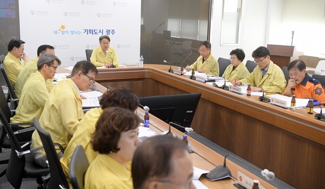 강기정 광주광역시장이 18일 오전 시청 재난상황실에서 이재명 대통령 주재로 열린 ‘집중호우 대처상황 점검회의’에 참석해 호우 대처 상황 및 계획을 보고하고 있다. /광주광역시 제공