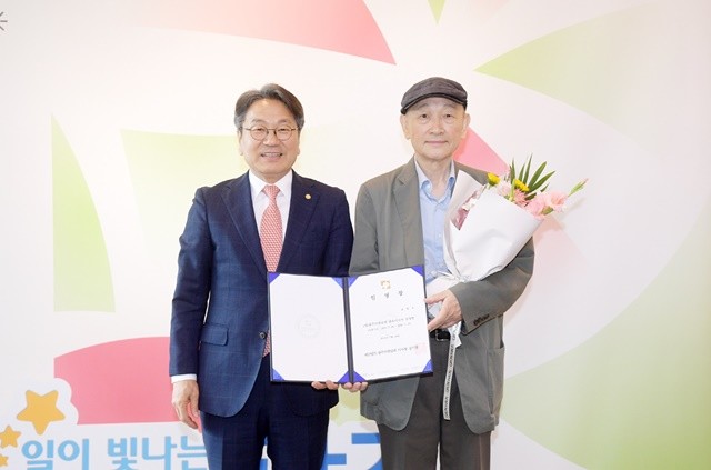 강기정 광주광역시장이 18일 오후 시청 접견실에서 윤범모 광주비엔날레 대표이사에게 임명장을 수여한 후 기념촬영을 하고 있다. /광주광역시 제공