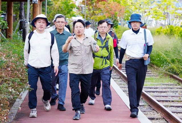 강기정 광주광역시장이 지난해 9월28일 도시철도 2호선 1단계 구간과 연계한 대·자·보(대중교통·자전거·보행 중심) 도시 실현을 위해 남구 푸른길공원 일대 현장답사를 벌이고 있다. /광주광역시 제공