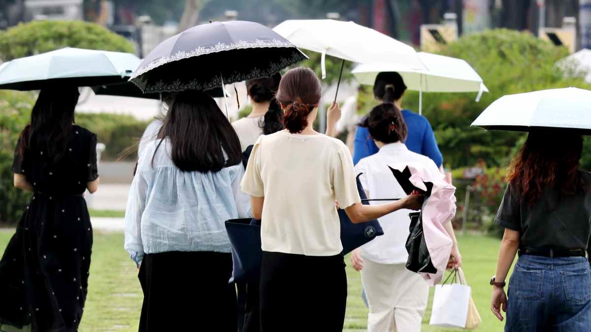 폭염에 양산을 쓰고 있는 시민들 / 뉴스1