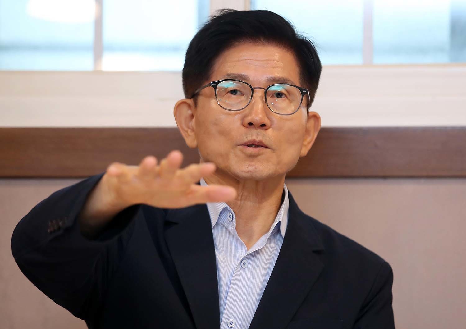 대선 이후 두 번째 대구를 찾은 김문수 전 고용노동부 장관이 16일 오후 대구 수성구 한 음식점에서 열린 간담회에 참석해 발언하고 있다.  / 뉴스1