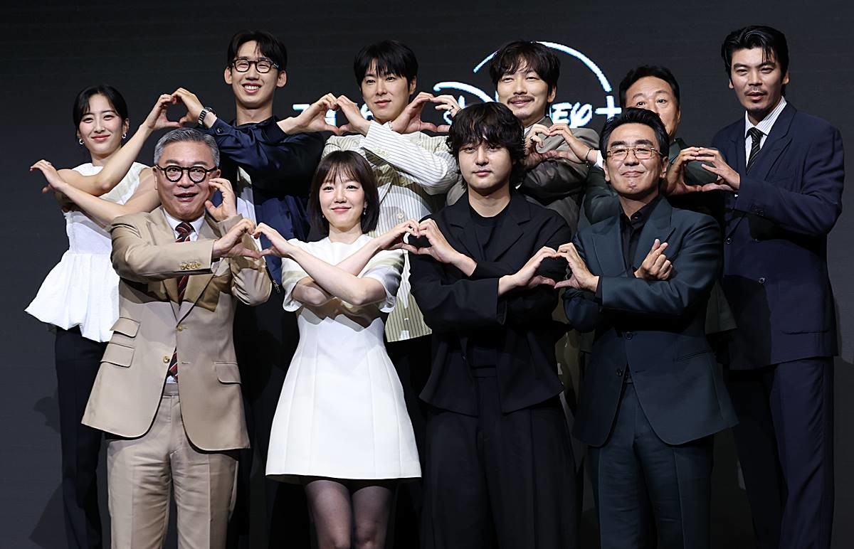 배우 김민(왼쪽위부터 시계방향)과 이상진, 정윤호,이동휘, 김종수, 김성오, 류승룡, 양세종, 임수정, 김의성이 지난 8일 서울 영등포구 콘래드호텔에서 열린 디즈니+ 오리지널 시리즈 '파인: 촌뜨기들' 제작발표회에 참석해 포즈를 취하고 있다. '파인: 촌뜨기들'은 1977년 바다 속에 묻힌 보물선을 차지하기 위해 몰려든 근면성실 생계형 촌뜨기들의 속고 속이는 이야기를 그렸다 / 뉴스1