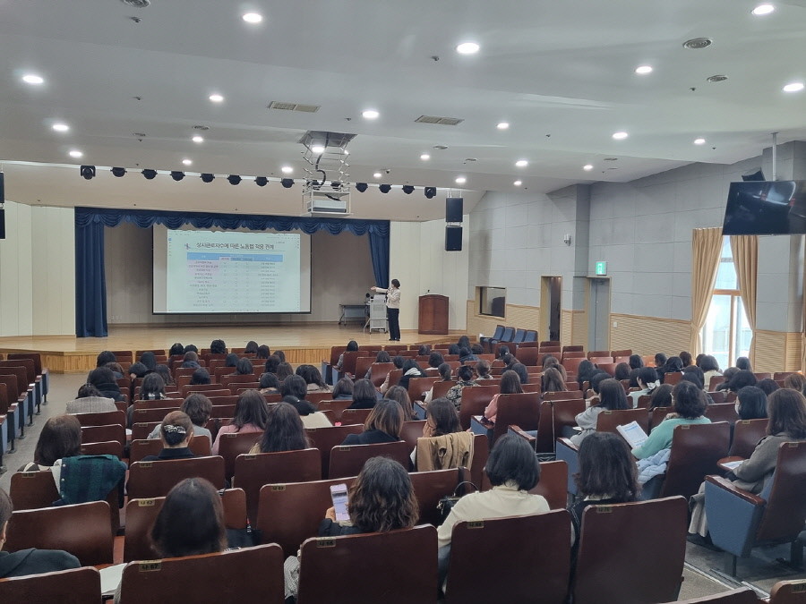 대구시 육아종합지원센터는 보육현장에서 발생하는 다양한 고충을 해소하고, 보육 교직원의 정서적 회복과 복지를 지원하기 위해 ‘보육고충상담센터’를 운영하고 있다. 사진은 센터 인사노무 관리교육 모습 / 대구시 제공