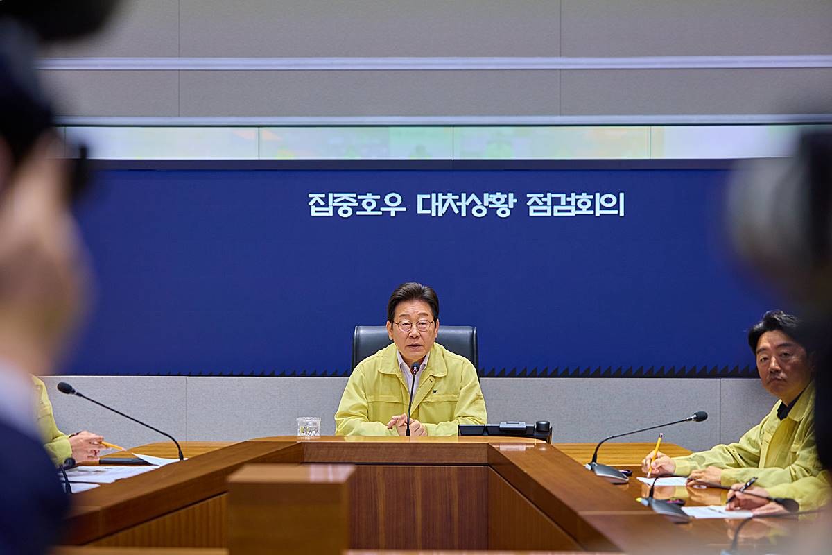 이재명 대통령이 지난 18일 서울 종로구 정부서울청사 중앙재난안전상황실 서울상황센터에서 열린 집중호우 대처상황 점검회의에서 발언하고 있다 / 뉴스1, 대통령실 제공