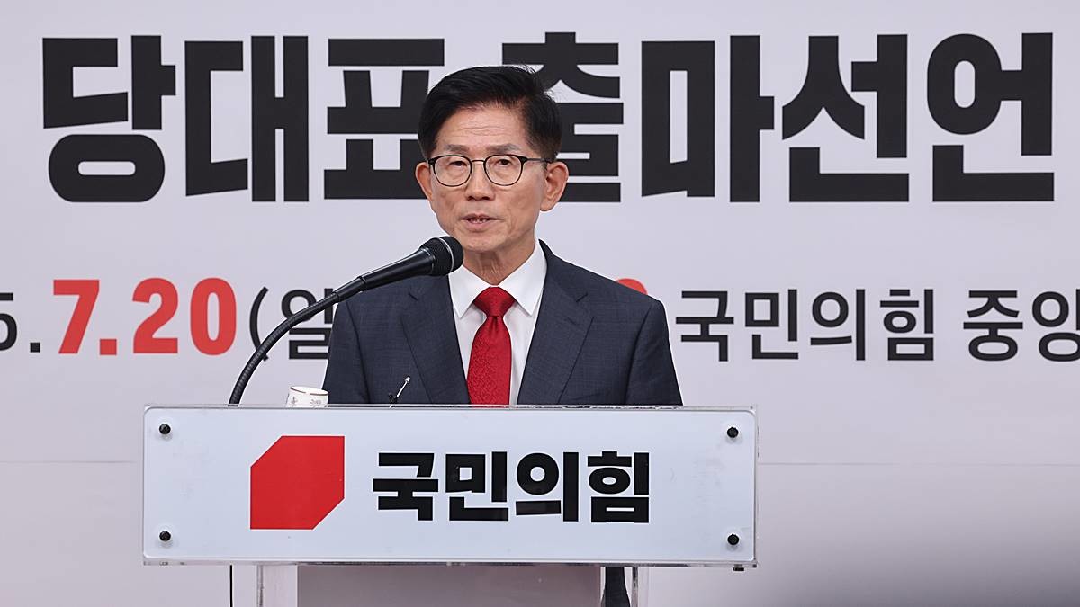 6·3 대선에 출마했던 김문수 전 고용노동부 장관이 20일 서울 여의도 국민의힘 중앙당사에서 열린 기자회견에서 당 대표 출마를 선언하고 있다 / 뉴스1