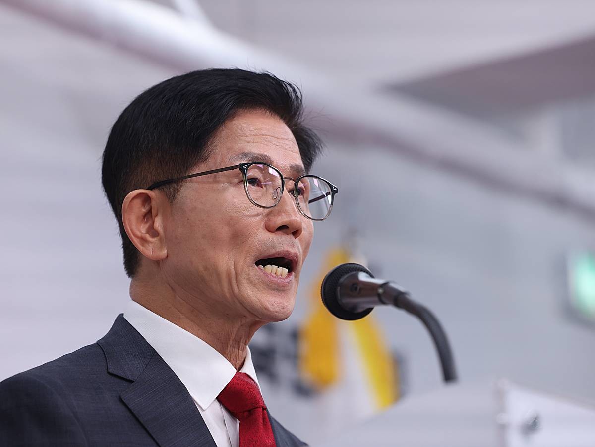 6·3 대선에 출마했던 김문수 전 고용노동부 장관이 20일 서울 여의도 국민의힘 중앙당사에서 열린 기자회견에서 당 대표 출마를 선언하고 있다 / 뉴스1