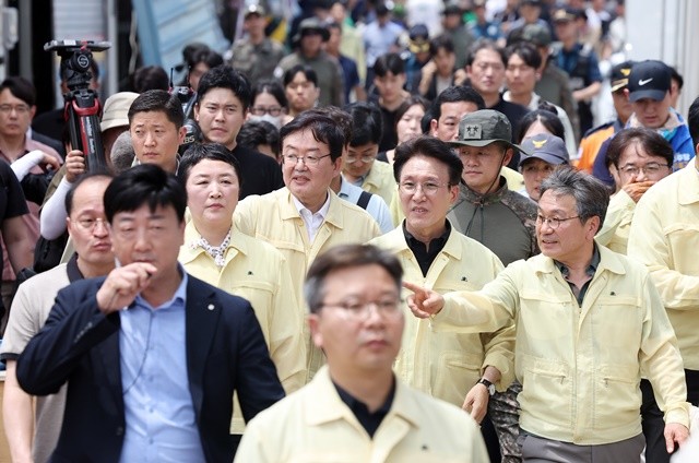 20일 광주 북구 신안동 일대 집중 호우로 인해 피해를 입은 주택가에서 김민석 국무총리와 강기정 시장, 문인 북구청장 등 관계자들이 현장을 둘러보고 피해 상황을 확인하고 있다. 이날 북구를 비롯한 군부대, 자생단체, 자원봉사단 등 총 2,500여명의 인력이 동원 됐고 집중 피해를 입은 신안동, 건국동, 석곡동 등에서 긴급 피해복구 작업을 실시했다.