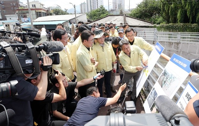 20일 광주 북구 신안동 일대 집중 호우로 인해 피해를 입은 주택가에서 김민석 국무총리와 강기정 시장, 문인 북구청장 등 관계자들이 현장을 둘러보고 피해 상황을 확인하고 있다. 이날 북구를 비롯한 군부대, 자생단체, 자원봉사단 등 총 2,500여명의 인력이 동원 됐고 집중 피해를 입은 신안동, 건국동, 석곡동 등에서 긴급 피해복구 작업을 실시했다.