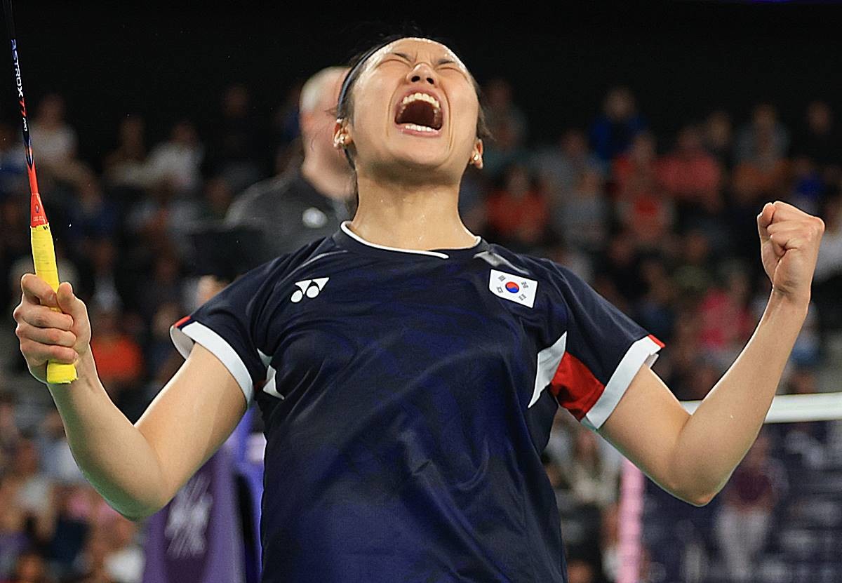 대한민국 배드민턴 대표팀 안세영이 지난해 8월 4일 오후(한국시간) 프랑스 파리 라 샤펠 아레나에서 열린 2024 파리올림픽 배드민턴 여자 단식 준결승 인도네시아의 그레고리아 마리스카 툰중 선수와의 경기를 승리한 후 기뻐하고 있다. 이날 승리로 안세영은 28년 만에 여자 단식 결승에 진출한다 / 뉴스1