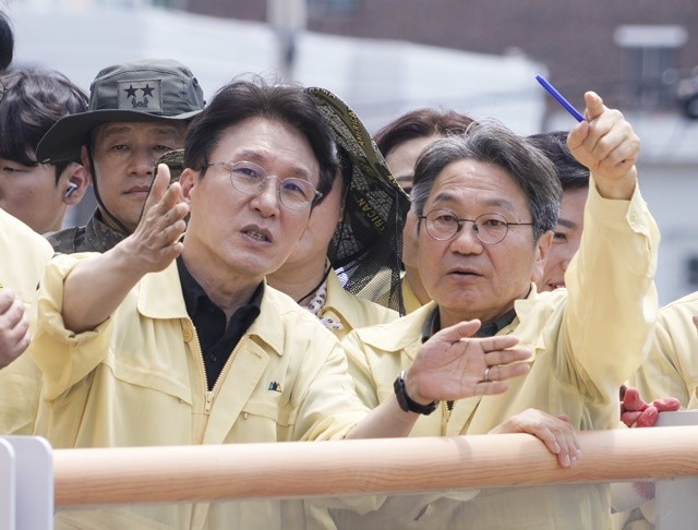 강기정 광주광역시장이20일 오전 김민석 국무총리와 폭우 침수 피해 지역인 북구 신안교 일대를 돌며 피해 현장을 살펴보고 있다./광주광역시 제공