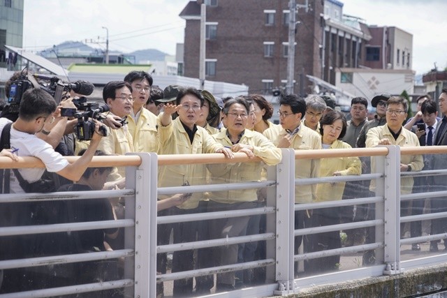강기정 광주광역시장이20일 오전 김민석 국무총리와 폭우 침수 피해 지역인 북구 신안교 일대를 돌며 피해 현장을 살펴보고 있다./광주광역시 제공