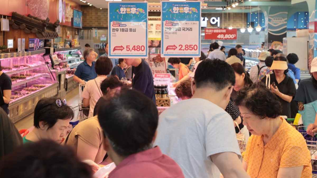 마트에서 장을 보는 시민들 / 연합뉴스