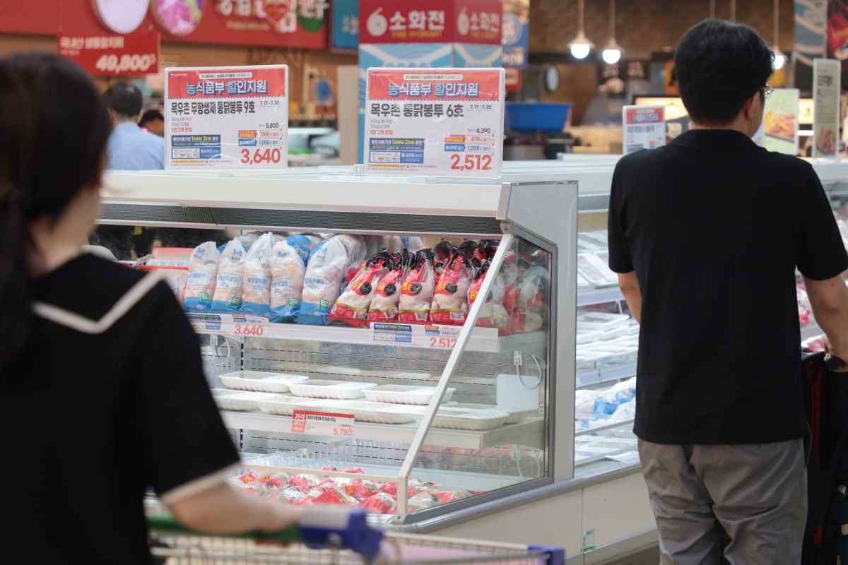 마트에서 장을 보는 시민들 / 연합뉴스