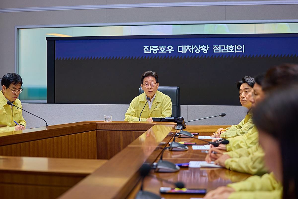 이재명 대통령이 지난 18일 서울 종로구 정부서울청사 중앙재난안전상황실 서울상황센터에서 열린 집중호우 대처상황 점검회의에서 발언하고 있다 / 뉴스1, 대통령실 제공