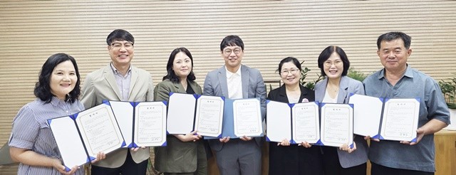 광주효동초등학교는 지난 17일 본교에서 5개 지역돌봄기관과 협약을 체결했다. 왼쪽부터 서머힐 북구지역아동센터 김성미 센터장, 방과후협회 김재일 이사장, 1318희망지기지역아동센터 진선미 센터장, 광주효동초등학교 강택구 교장, 중흥다함께돌봄센터 김소연 센터장, 벧엘지역아동센터 문순희 센터장, 중흥지역아동센터 강명심 센터장.