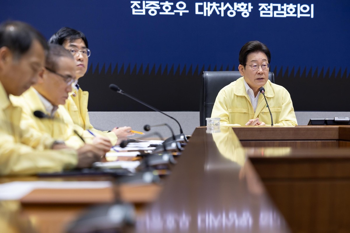이재명 대통령이 18일 정부서울청사 중앙재난안전상황실 서울상황센터에서 집중호우 대처상황 점검회의를 주재하고 있다.  / 뉴스1