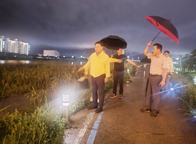영산강 홍수취약지구 현장을 찾은 김산 군수