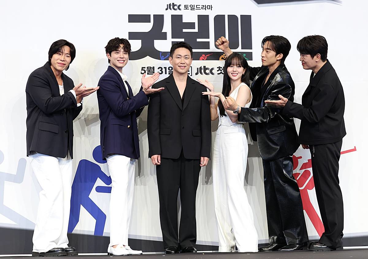 배우 태원석(왼쪽부터)과 박보검, 오정세, 김소현, 이상이, 허성태가 지난 5월 29일 서울 구로구 더링크서울 트리뷰트 포트폴리오 호텔에서 열린 JTBC 새 토일드라마 '굿보이' 제작발표회에서 포즈를 취하고 있다. '굿보이'는 특채로 경찰이 된 전직 국가대표 선수들이 메달 대신 경찰 신분증을 목에 걸고, 비양심과 반칙이 판치는 세상에 맞서 싸우는 코믹 액션 청춘 수사극이다 / 뉴스1