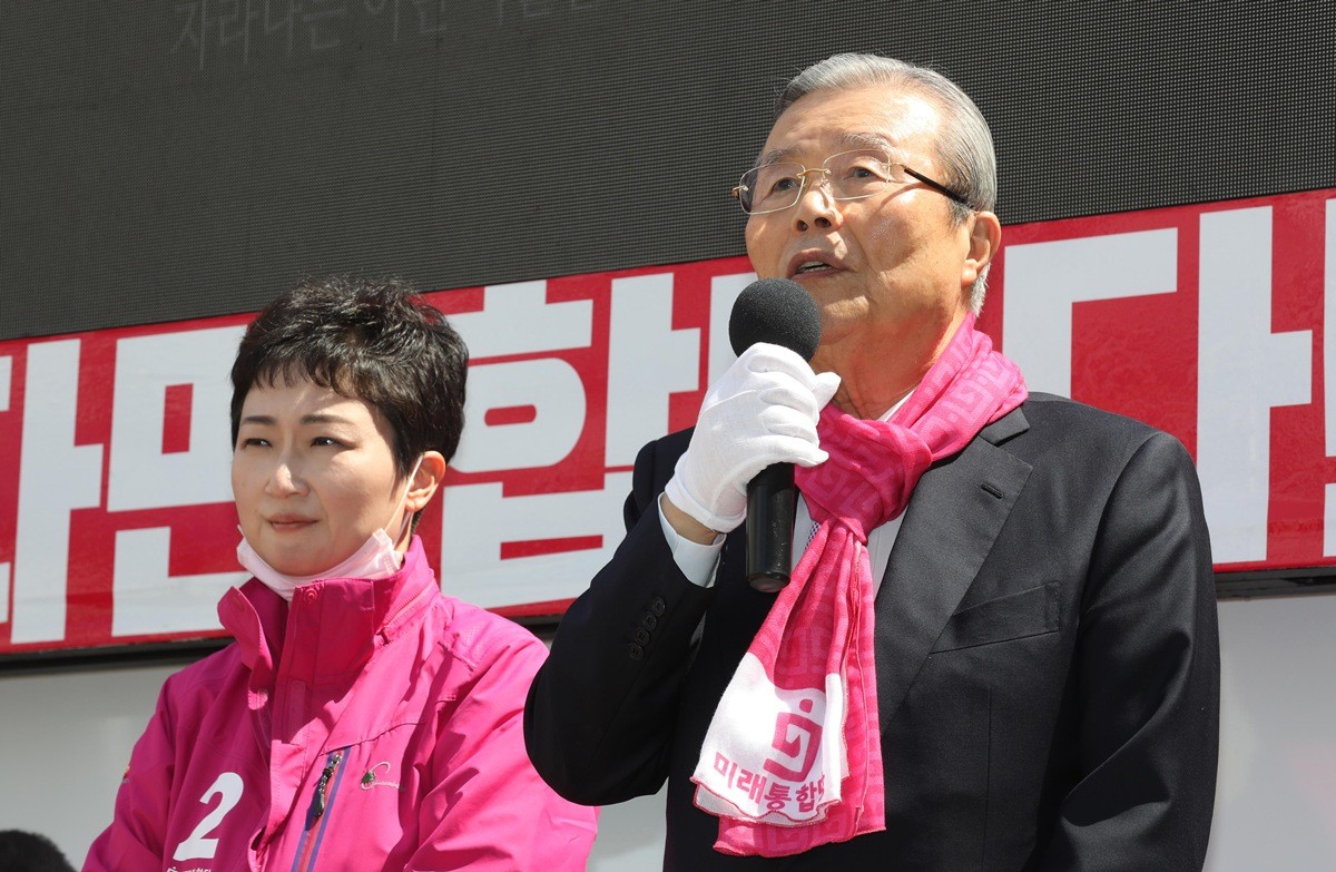 2020년 4월 4일 김종인(오른쪽) 당시 미래통합당 총괄선대위원장이 부산 남구 용호동 일대에서 열린 이언주 남구을 후보 유세를 돕고 있다. / 뉴스1