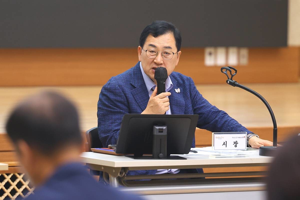 21일 오전 경주시청 알천홀에서 열린 확대간부회의에서 주낙영 경주시장이 발언하고 있다./경주시