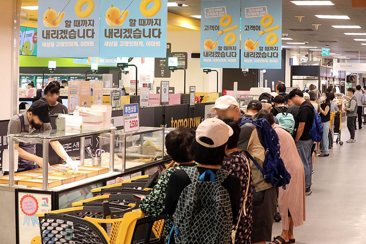 지난 17일 이마트가 준비한 '역대급' 초복행사에 서울 용산구 이마트 용산점에 고객들이 줄을 서고 있다 / 뉴스1, 이마트 제공